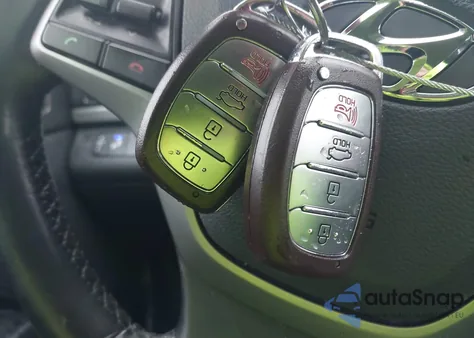 2017 Hyundai Elantra Value Edition z USA, uszkodzony, nr VIN 5NPD84LF6HH129554